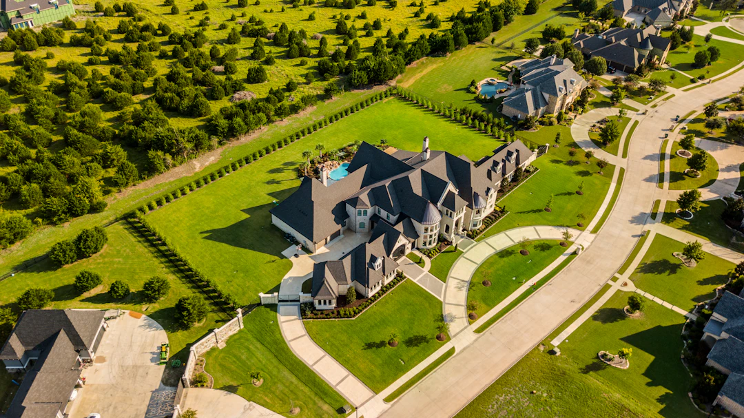 Vue aérienne d’un domaine de prestige et de son allée paysagée