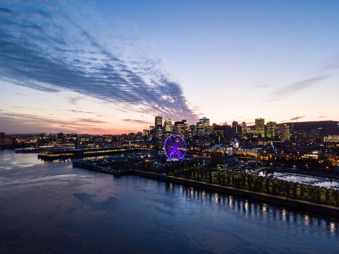 Vue aérienne du Vieux-Port de Montréal au crépuscule