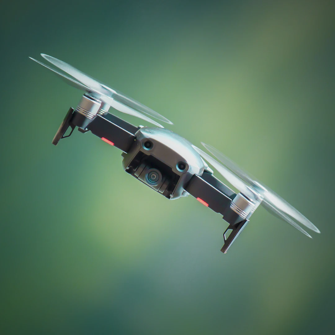 Drone compact en vol stationnaire, hélices en mouvement