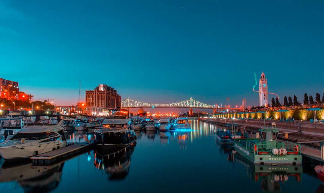 Marina du Vieux-Port de Montréal et pont Jacques-Cartier à l’heure bleue