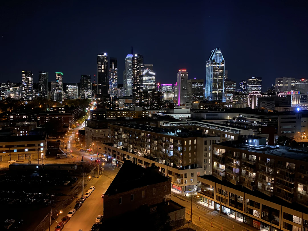 Tours de condos de Griffintown illuminées la nuit