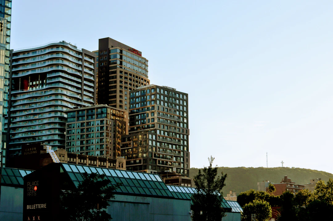 Tours de condos du centre-ville de Montréal au pied du mont Royal