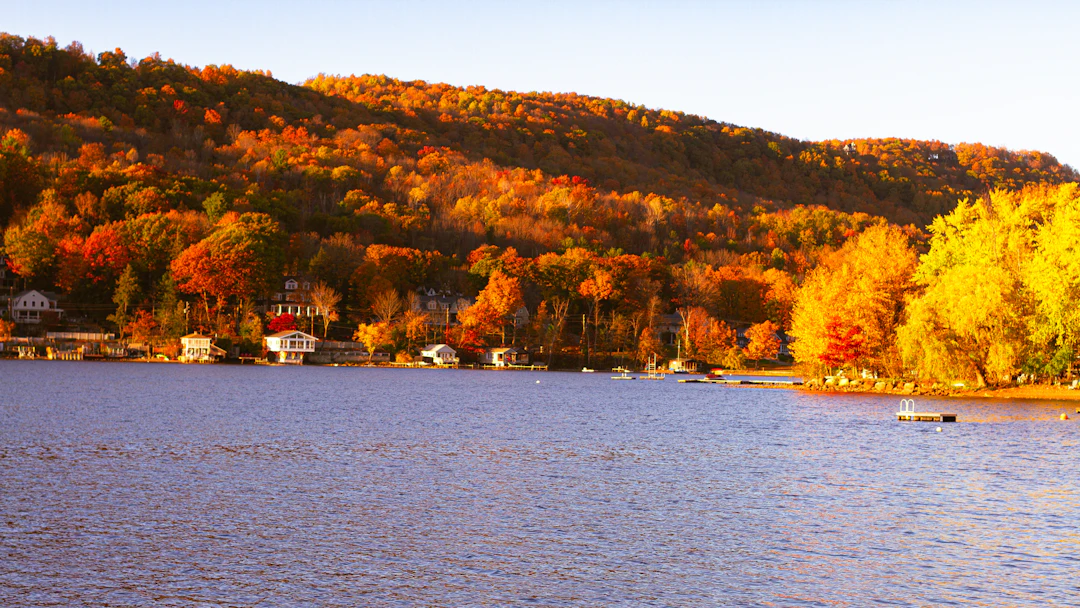 Rive d’un lac des Cantons-de-l’Est en automne