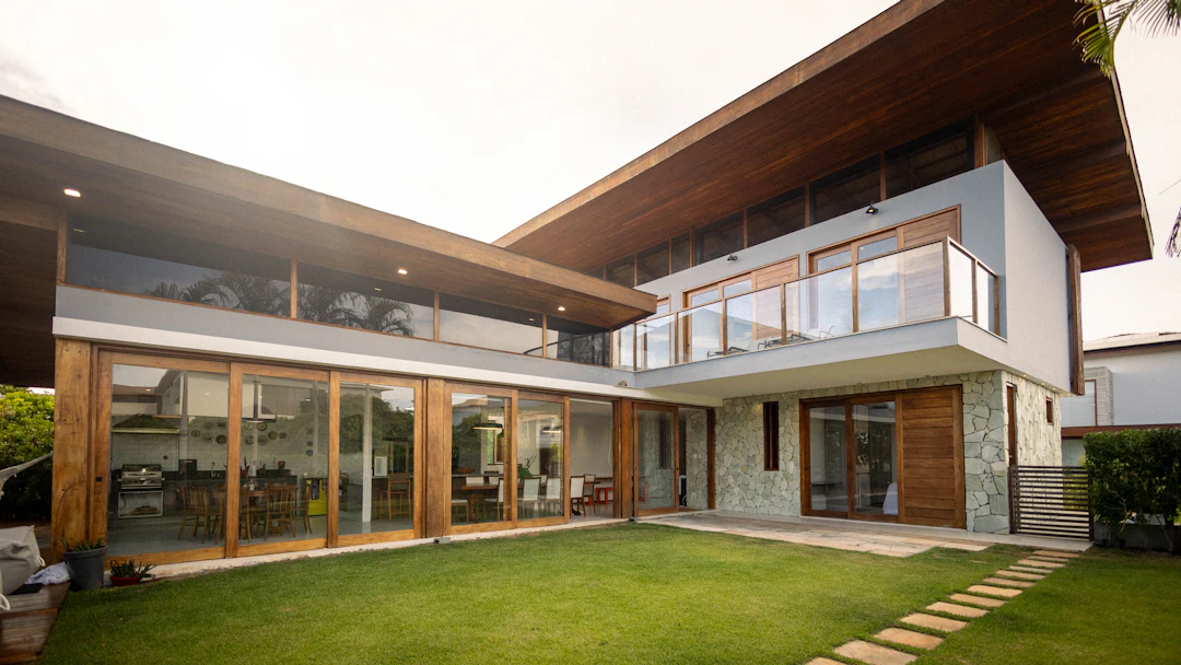 Maison contemporaine en bois et pierre avec grandes baies vitrées